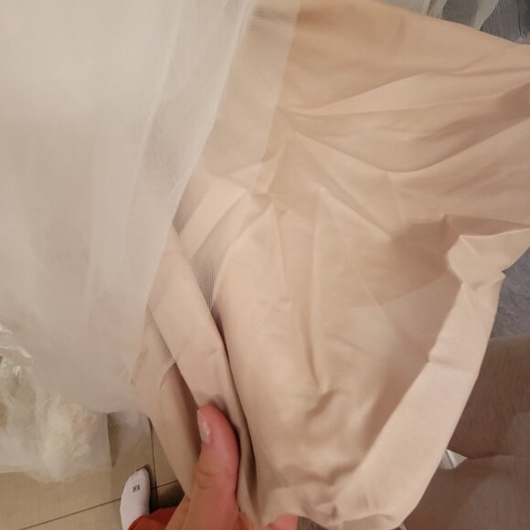 New Wedding Dress- Romantic lace and tulle A-line spaghetti strap Allure Bridals - Picture 7 of 13